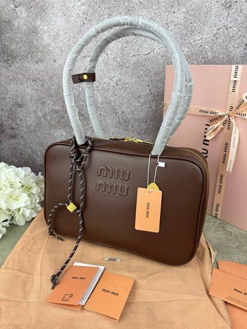 Модель в стилі Miu Miu Brown P17015 фото