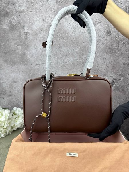 Модель в стилі Miu Miu Brown P17015 фото
