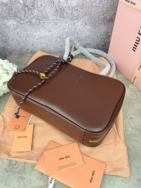 Модель в стилі Miu Miu Brown P17015 фото