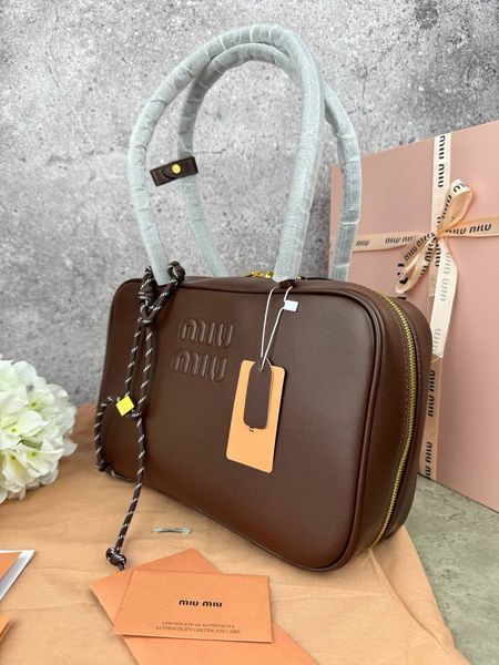 Модель в стилі Miu Miu Brown P17015 фото