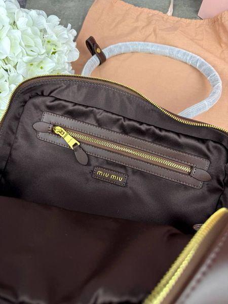 Модель в стилі Miu Miu Brown P17015 фото