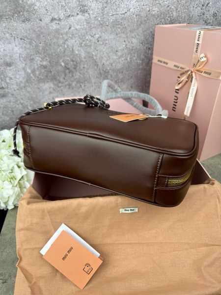 Модель в стилі Miu Miu Brown P17015 фото