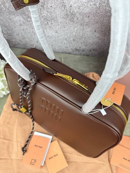 Модель в стилі Miu Miu Brown P17015 фото