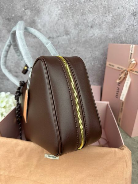 Модель в стилі Miu Miu Brown P17015 фото