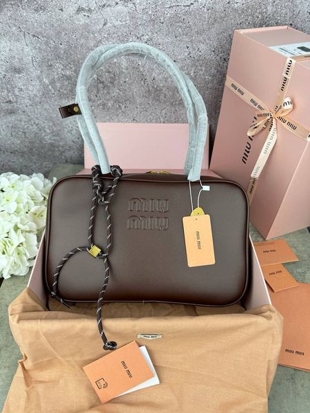 Модель в стилі Miu Miu Brown P17015 фото