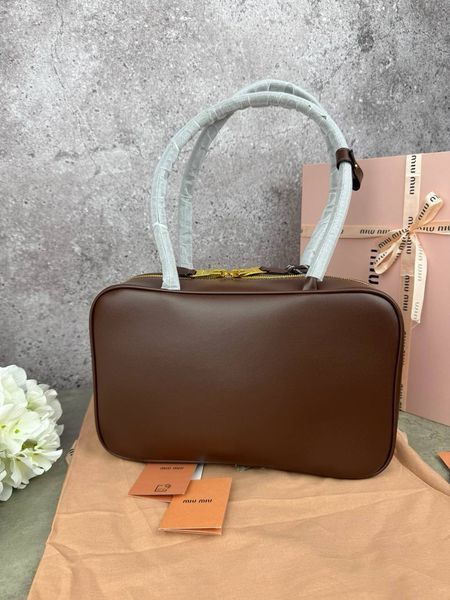 Модель в стилі Miu Miu Brown P17015 фото