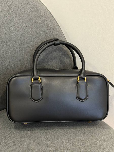 Модель в стилі Miu Miu Black 26,5 см 101-1 фото