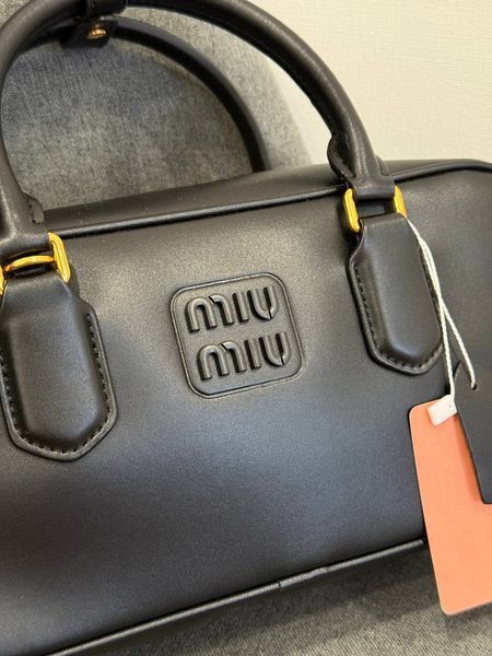 Модель в стилі Miu Miu Black 26,5 см 101-1 фото