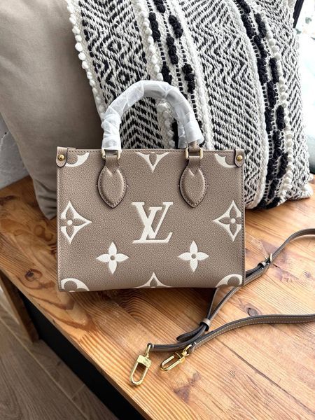 Модель в стилі  Louis Vuitton Onthego PM Beige 25см P1077 фото