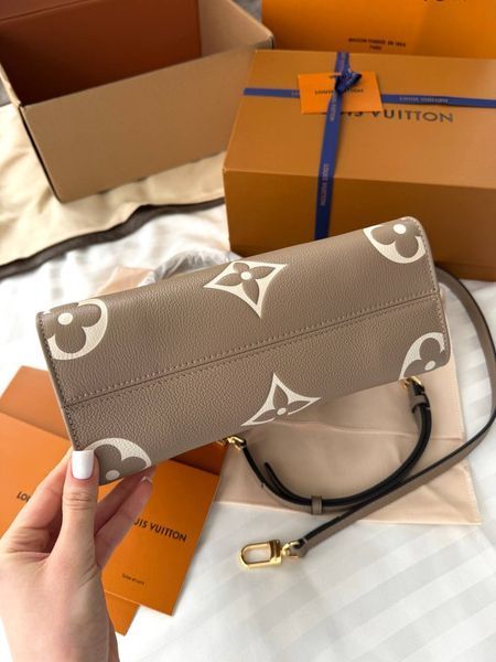 Модель в стилі  Louis Vuitton Onthego PM Beige 25см P1077 фото