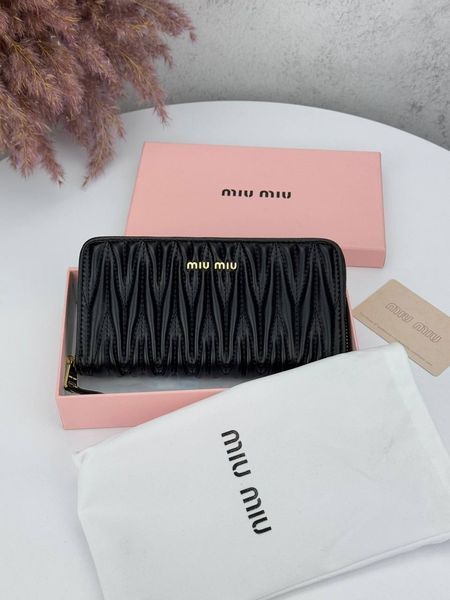 Модель в стилі Miu Miu Black W0041 фото