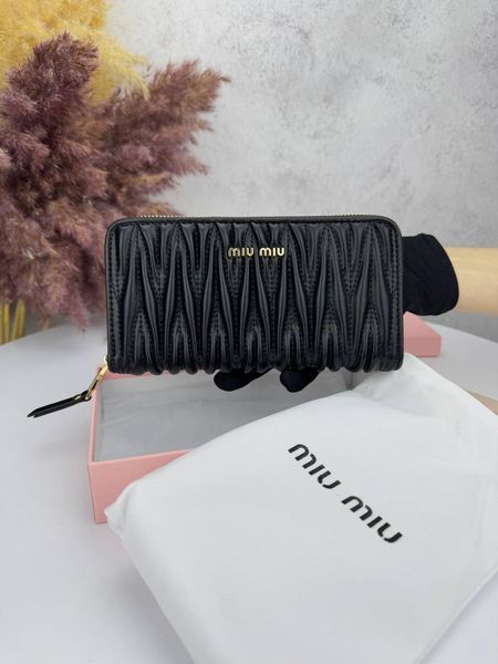 Модель в стилі Miu Miu Black W0041 фото