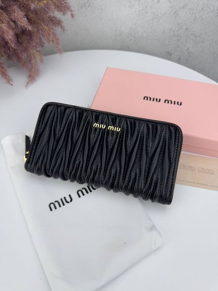 Модель в стилі Miu Miu Black W0041 фото