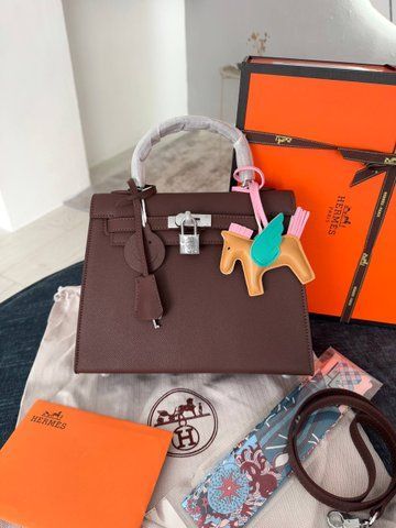 Модель в стилі  Hermes Kelly 25 Chocolate Silver  P16049 фото