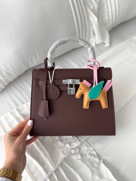 Модель в стилі  Hermes Kelly 25 Chocolate Silver  P16049 фото