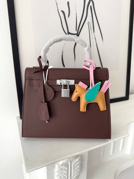 Модель в стилі  Hermes Kelly 25 Chocolate Silver  P16049 фото