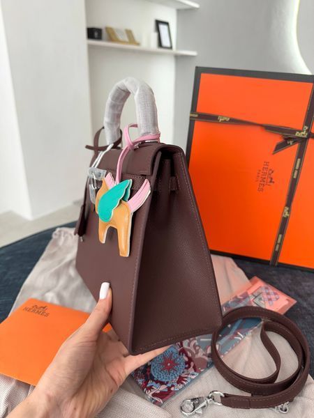 Модель в стилі  Hermes Kelly 25 Chocolate Silver  P16049 фото