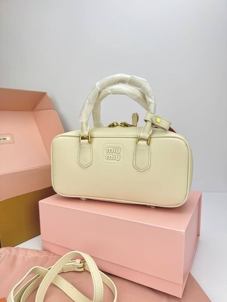Модель в стилі Miu Miu Milk 28см P17041 фото