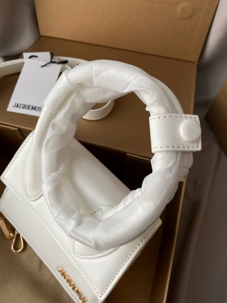 Модель в стилі Jacquemus White Р12001 фото