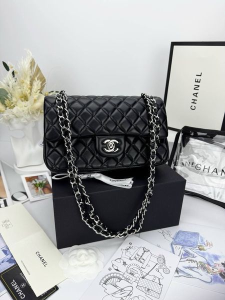 Модель в стилі Chanel Black Silver (з косметичкою) 23 см P10072 фото