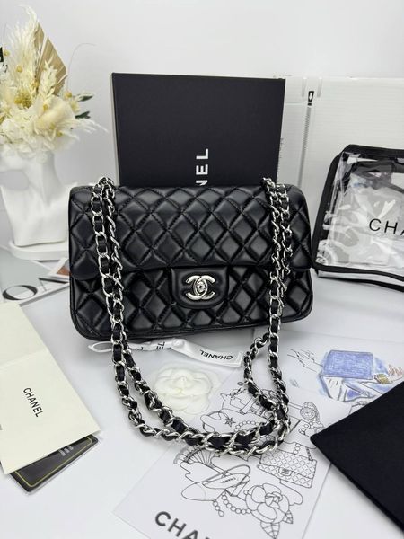 Модель в стилі Chanel Black Silver (з косметичкою) 23 см P10072 фото