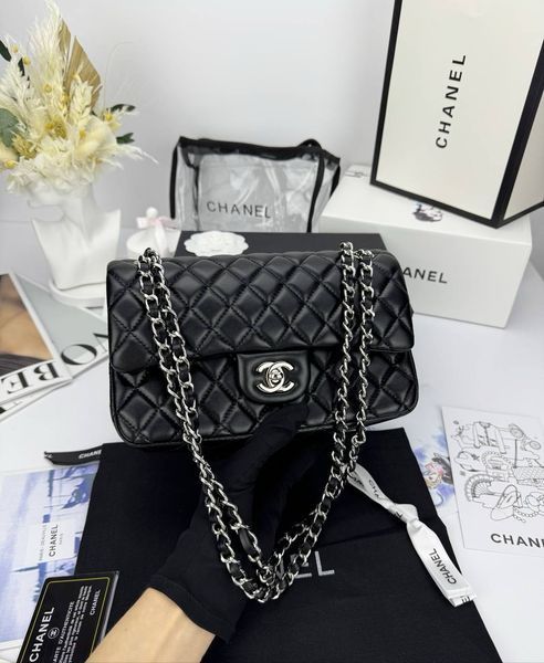 Модель в стилі Chanel Black Silver (з косметичкою) 23 см P10072 фото