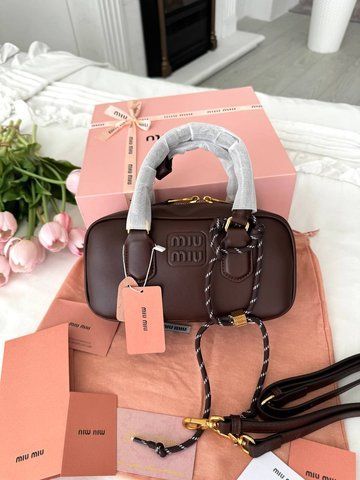 Модель в стилі Miu Miu Brown 23см P17007 фото