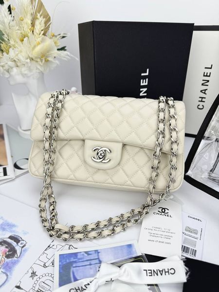 Модель в стилі Chanel Milk Silver (з косметичкою) P10096 фото