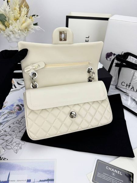 Модель в стилі Chanel Milk Silver (з косметичкою) P10096 фото
