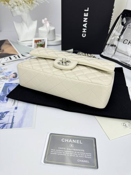 Модель в стилі Chanel Milk Silver (з косметичкою) P10096 фото