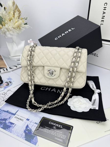 Модель в стилі Chanel Milk Silver (з косметичкою) P10096 фото