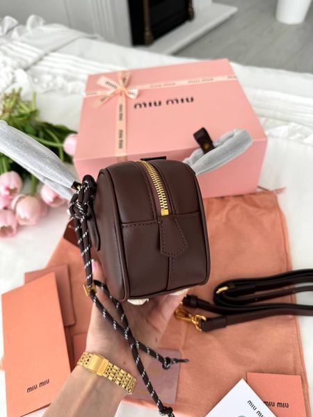 Модель в стилі Miu Miu Brown 23см P17007 фото