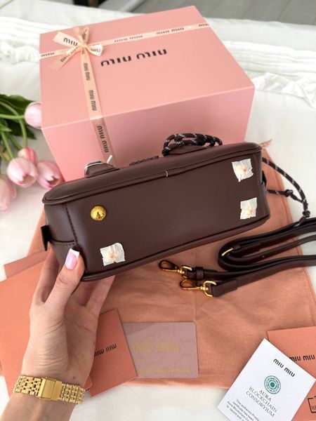 Модель в стилі Miu Miu Brown 23см P17007 фото