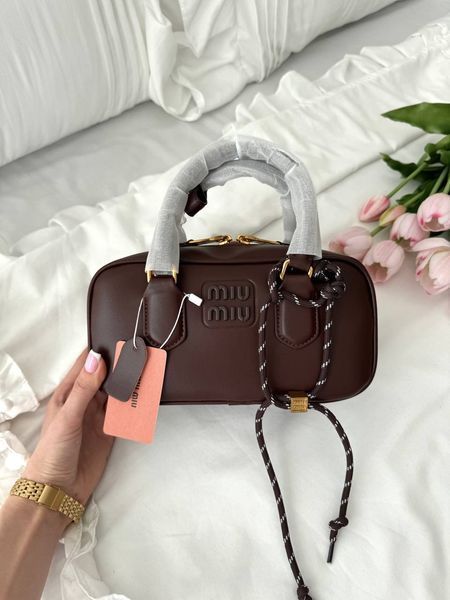 Модель в стилі Miu Miu Brown 23см P17007 фото