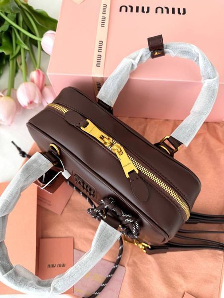 Модель в стилі Miu Miu Brown 23см P17007 фото