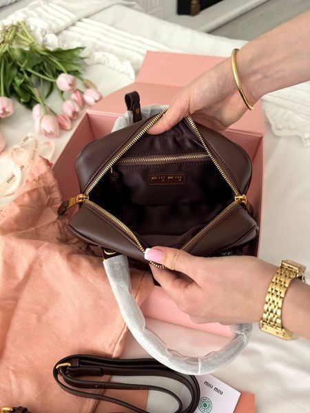 Модель в стилі Miu Miu Brown 23см P17007 фото