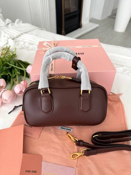 Модель в стилі Miu Miu Brown 23см P17007 фото