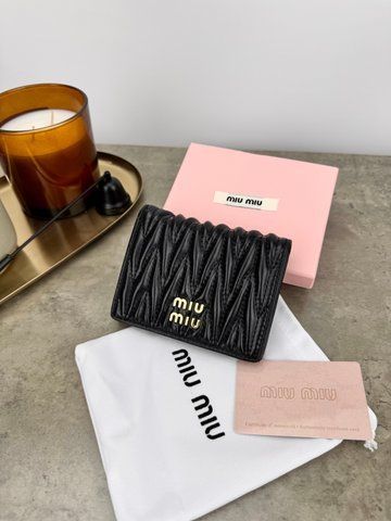 Модель в стилі Miu Miu Black W0050 фото