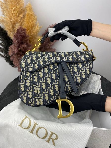 Модель в стилі Dior Saddle Logo 25 см 	Р6001 фото