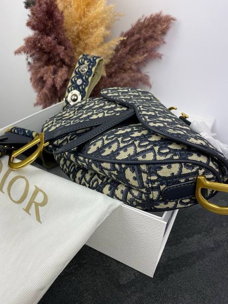 Модель в стилі Dior Saddle Logo 25 см 	Р6001 фото