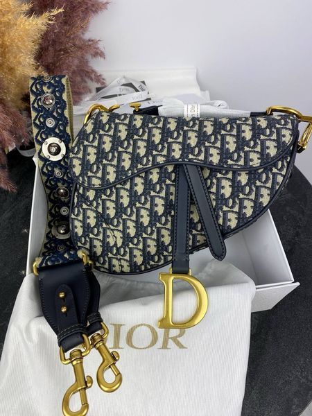 Модель в стилі Dior Saddle Logo 25 см 	Р6001 фото