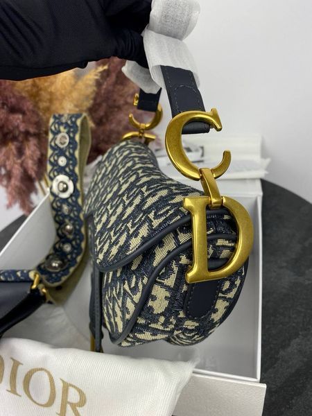 Модель в стилі Dior Saddle Logo 25 см 	Р6001 фото