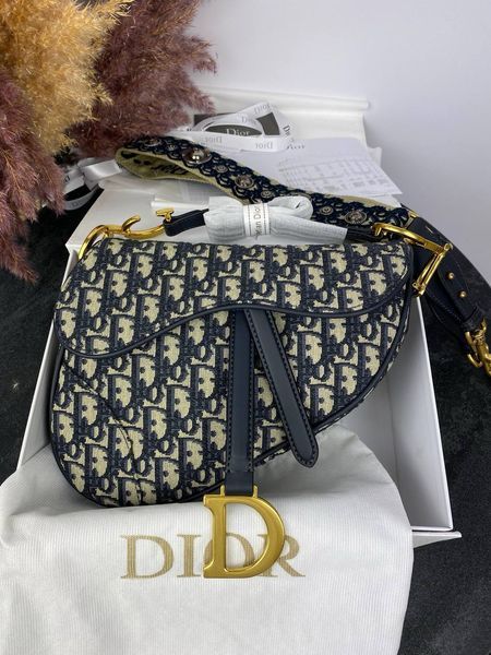 Модель в стилі Dior Saddle Logo 25 см 	Р6001 фото