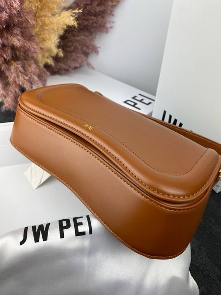 Модель в стилі  JW PEI Brown 26м P8007 фото