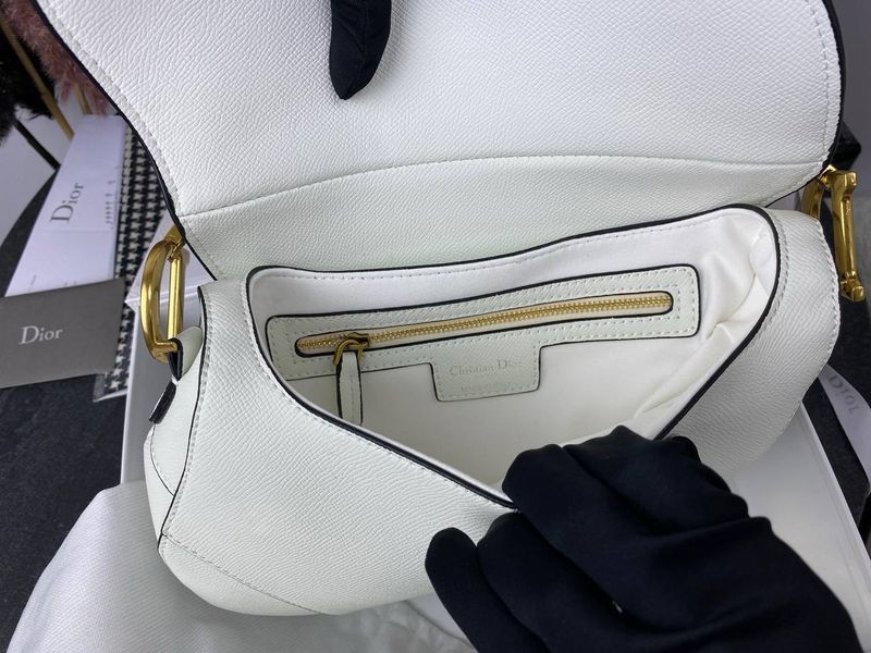 Модель в стилі Dior Saddle Milk Texture Р6002 фото
