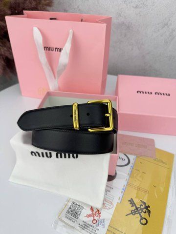 Модель в стилі Miu Miu Black R0018 фото