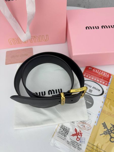 Модель в стилі Miu Miu Black R0018 фото
