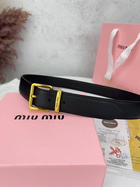Модель в стилі Miu Miu Black R0018 фото