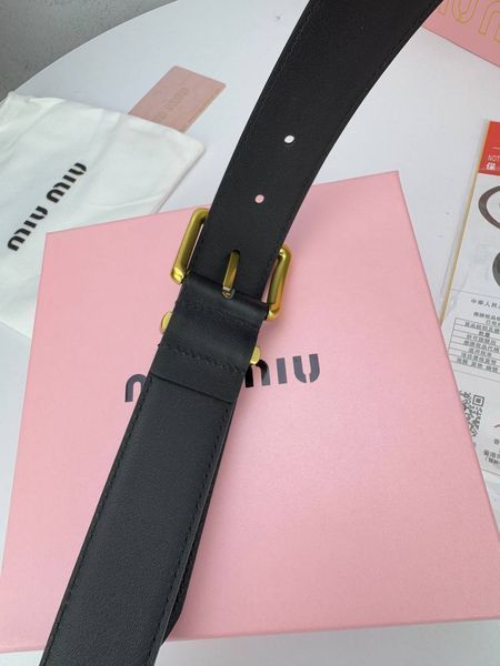 Модель в стилі Miu Miu Black R0018 фото