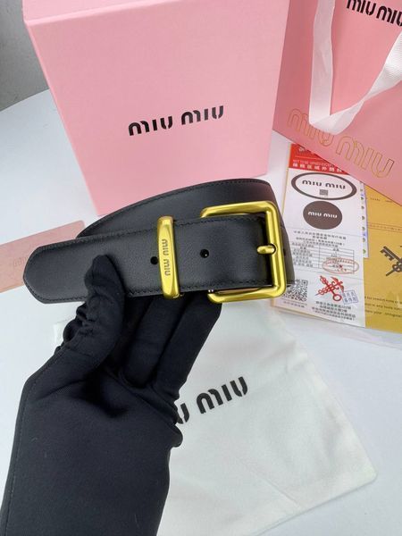 Модель в стилі Miu Miu Black R0018 фото